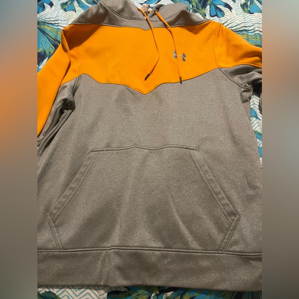 Men’s medium under armour hoodie